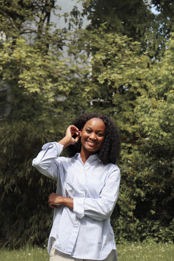 Welcome to bathibahati.com: Black women standing in front of trees.